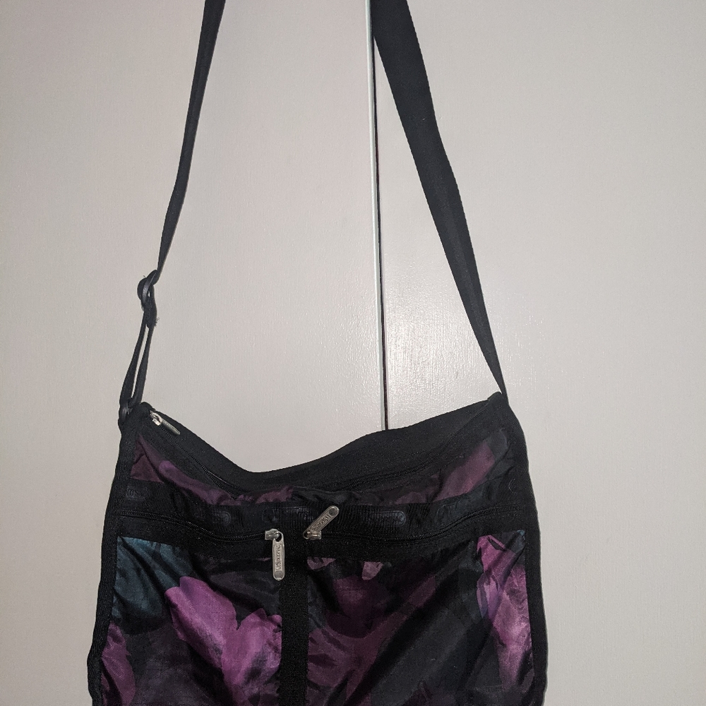 Lesportsac Deluxe Everyday, Splendor Night, EUC